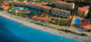 伊利索斯阳光罗德岛酒店的靠近水面的度假胜地的空中景致