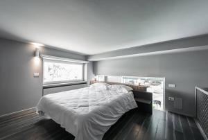 滨海波利尼亚诺Grey Loft的一间卧室设有一张大床和一个窗户。