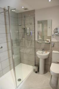 梅尔罗斯伯特酒店的带淋浴、卫生间和盥洗盆的浴室