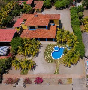 波乔米尔Solyar Luxury Spanish Beachfront Home的享有带游泳池的别墅的顶部景致