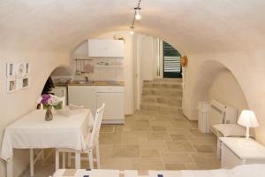 莫诺波利Locazione turistica Casa Liù的厨房以及带桌椅的用餐室。
