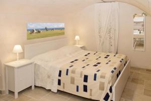 莫诺波利Locazione turistica Casa Liù的一间白色卧室,配有床和2个床头柜