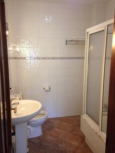 蓬特德乌梅Pension Meson Paz的浴室配有卫生间、盥洗盆和淋浴。