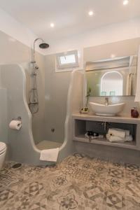 阿达玛斯Psilandis Studios的一间带水槽和镜子的浴室