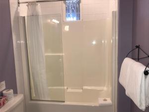 托菲诺塔夫城市旅馆的浴室里设有玻璃门淋浴