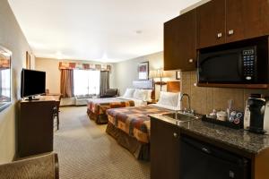 卡姆罗斯卡姆罗斯凯纳塔汽车旅馆的酒店客房带两张床和厨房