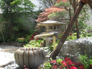 东京富士旅馆的一座带宝塔的花园和一座鲜花盛开的花园