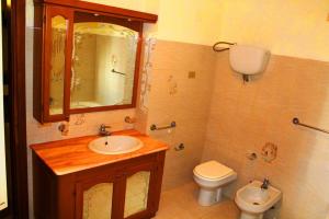约波洛The Five's House Tropea Capo Vaticano的一间带水槽、卫生间和镜子的浴室