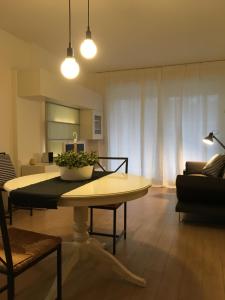 加尔达湖滨Appartamento al Fiume的客厅配有桌子和沙发