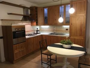 加尔达湖滨Appartamento al Fiume的厨房配有木制橱柜和桌椅