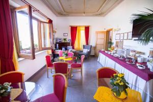 切法卢玛格丽塔别墅酒店的用餐室设有桌椅和窗户。