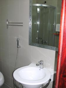 巴哈Almeswari Suites的一间带水槽和镜子的浴室