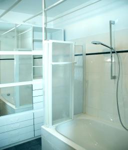 慕尼黑Artist Residence Schwabing的带淋浴和浴缸的白色浴室