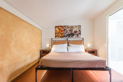 罗韦雷托卡萨德诺斯酒店的卧室配有一张床,墙上挂有绘画作品