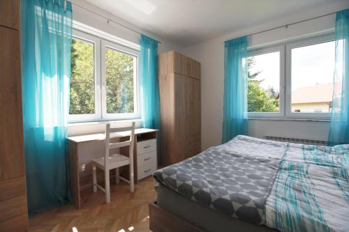 马里博尔Apartment Gondola的卧室配有一张床、一张书桌和窗户。