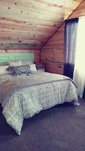 潘圭奇Wonder Inn Outback的木天花板的客房内的一张床位
