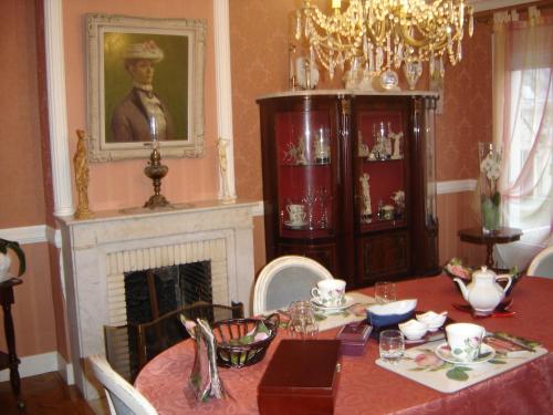 塞内泰梅泽德尚布赫酒店的一间带桌子和壁炉的用餐室