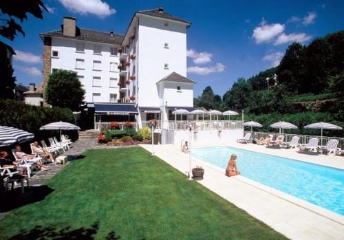 绍德艾格博斯若酒店的一座带游泳池和大型建筑的酒店