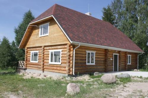 RaigastvereJaama Puhkemaja的小木屋,设有红色屋顶