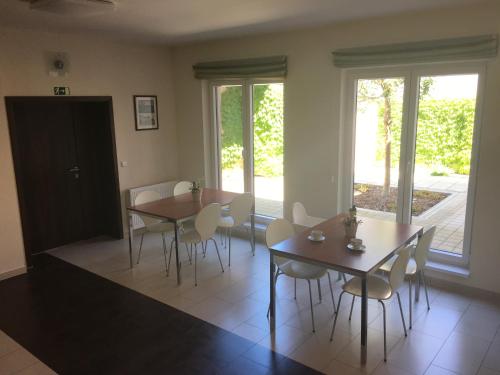 摩拉瓦河畔韦塞利Penzion Hermina的用餐室设有2张桌子和椅子以及窗户。