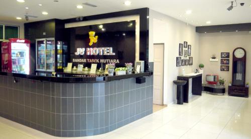 新邦安拨班达塔斯克穆提阿拉JV酒店的一间位于客房中间的带酒吧的餐厅