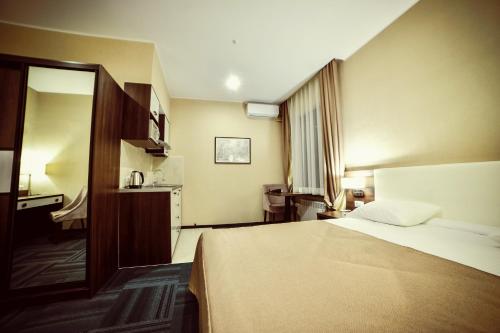 AksayMarko Polo Hotel的酒店客房,配有床和镜子