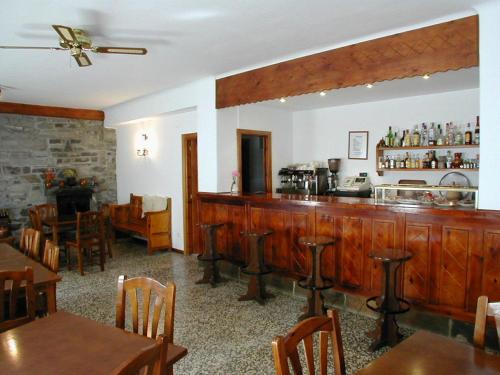 布罗托加布里酒店的餐厅设有酒吧,配有桌椅