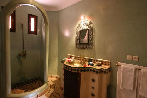 马拉喀什里亚德迪恩曼那摩洛哥传统庭院住宅的一间带水槽和淋浴的浴室