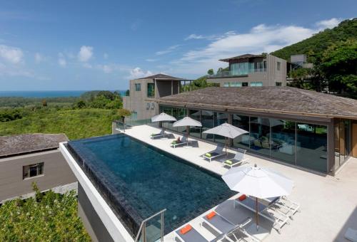 拉扬海滩度普吉岛热带城堡别墅的享有带游泳池的房屋的空中景致