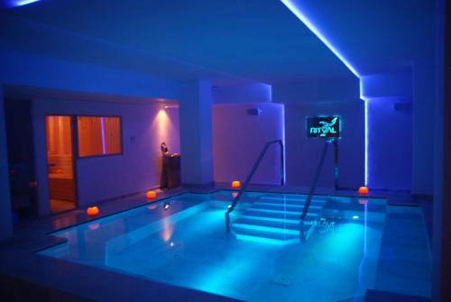 多列毛利诺斯多列毛利诺斯里谢尔酒店（仅限成人入住）的一间设有蓝色灯光游泳池的客房