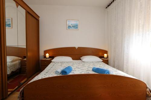 科里米诺Apartment MIHAJIC M的一间卧室配有一张带蓝色拖鞋的床。