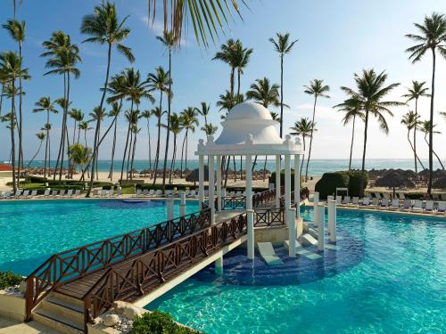 蓬塔卡纳Paradisus Palma Real Golf & Spa Resort All Inclusive的一个带凉亭和棕榈树的度假游泳池