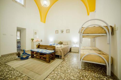 普雷西切Casa Meluccia的带两张双层床的客房和一间卧室
