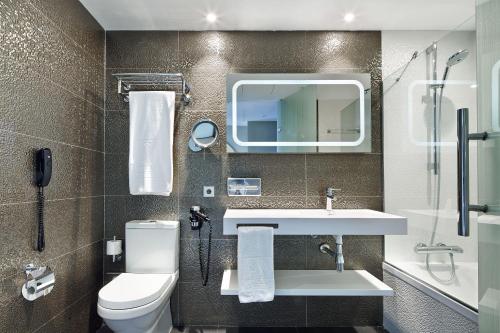 巴塞罗那文西佳乐酒店的一间带水槽、卫生间和镜子的浴室