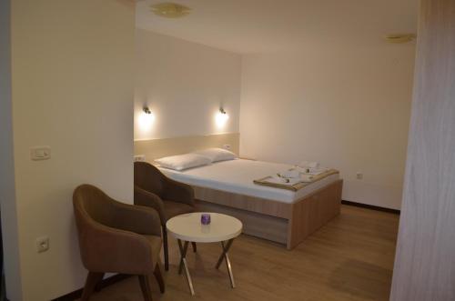 斯韦蒂·斯特凡Apartments TMV Dragovic的配有一张床和一张桌子及椅子的房间