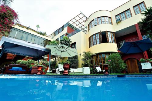 利马Peru Star Apart-Hotel的大楼前设有游泳池的酒店