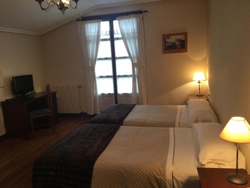 奥拉贝里亚泽兹里奥尼亚旅馆的酒店客房设有两张床和窗户。