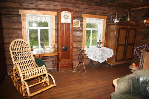 MurjāņiEthnographic holiday house LAIPAS的小屋内的房间,配有椅子和桌子