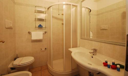 阿尔巴·阿德里亚蒂卡Hotel Sporting的带淋浴、卫生间和盥洗盆的浴室