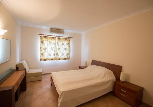 韦尔都勒博Casa das Flores的一间卧室设有一张床和一个窗口