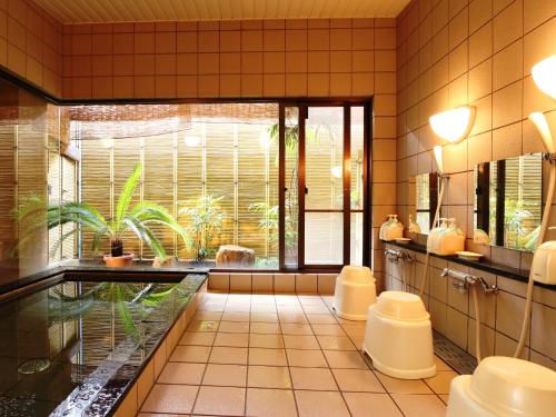 高岛市料理旅馆丸茂的一间带两个卫生间和鱼缸的浴室