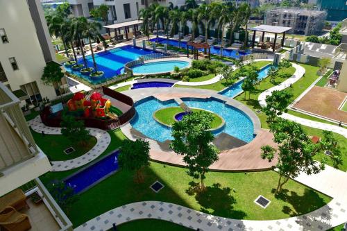 科伦坡320公寓的享有度假村游泳池的顶部景致