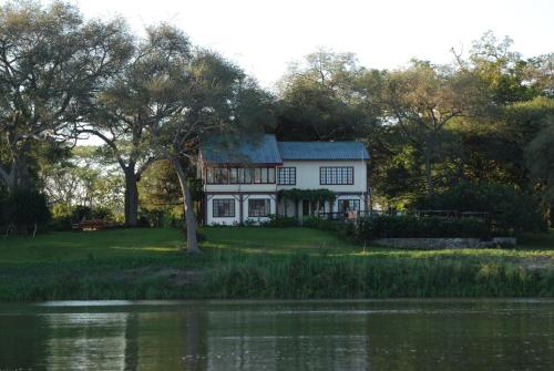 利文斯顿Kayube Zambezi River House的湖畔的白色房子