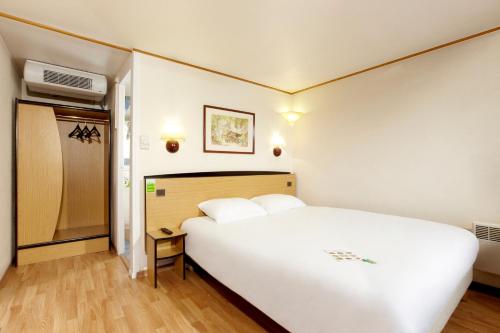 桑特钟楼圣特酒店的卧室配有一张白色大床