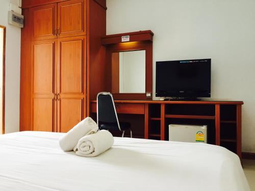 乌汶潘禅广场酒店的酒店客房,配有带毛巾的床