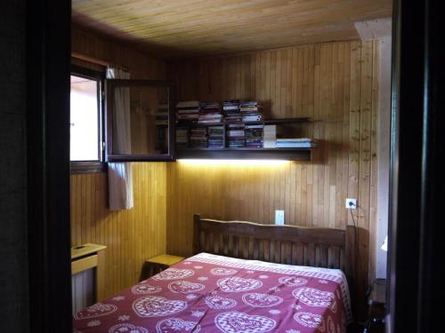 瓦尔莫雷尔Chalet la Ravine的一间小房间的卧室,配有一张床铺