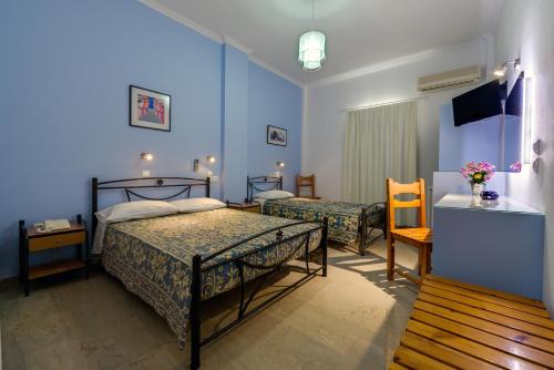 卡马利阿基斯酒店 的酒店客房设有两张床和电视。