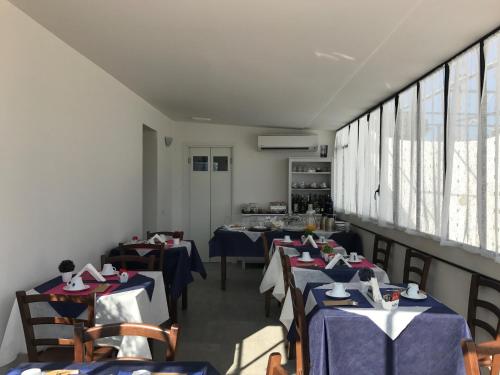阿纳卡普里维多利亚广场酒店的一间设有蓝白桌布的餐桌的用餐室