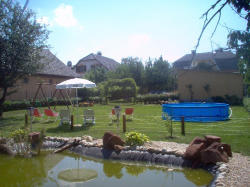 巴拉通雷勒自由旅馆的后院设有池塘和游乐区