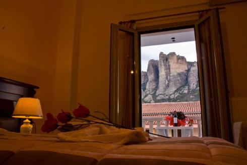 卡兰巴卡科斯塔法迈斯酒店的卧室设有山景窗户